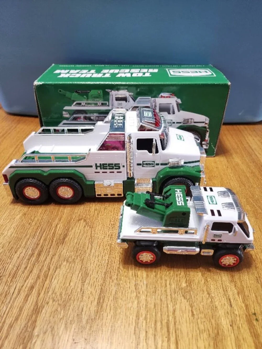 Hess Tow Truck Rescue Team set Sirens 2019 w/Box - Missing smaller truck tow arm